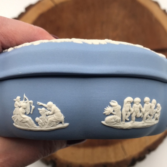 Wedgwood Blue Jasperware Lidded Keepsake/Trinket Box - Picture 5 of 15